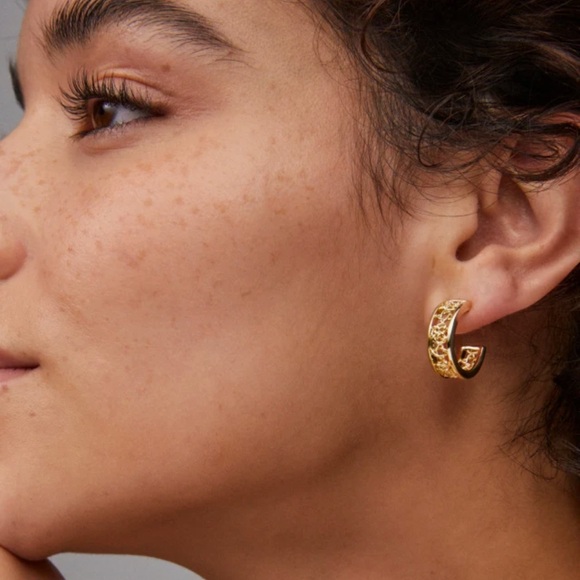 Kendra Scott Kelly Huggie Earrings in Gold - Picture 2 of 7